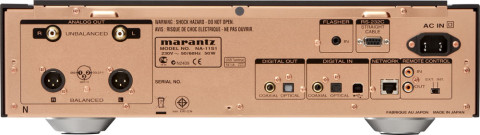 Både XLR og RCA er på plass, det samme er digitale inn- og utganger. USB-inngangen støtter 24-bit/192kHz oppløsning. Både skruer og bakplate er av kobber, for å ikke gi noen magnetisk påvirkning. Fint ska'rre værra!