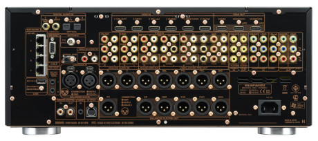 Legg merke til at alle kanaler har både ubalanserte RCA- og balanserte XLR-utganger. Tre HDMI-utganger er plenty, og vi liker platespillerinngangen.