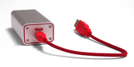 En kort men tillitvekkende USB-kabel følger med i esken.