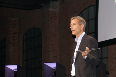 Jan Huckfeldt fra Lenovo presenterer Yoga Tablet ved den offisielle lanseringen i Milano.