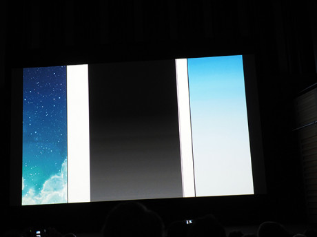 Tykkelsen på rammen rundt skjermen på iPad retina til venstre, iPad Air til høyre