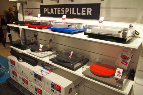 Fargerikt utvalg av platespillere, deriblant Lyd & Bilde-favoritten Pro-ject Debut Carbon.