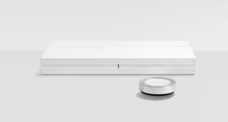 BeoSound Essence består av en eller flere fjernbetjeninger, samt en elektronikkboks, som kan gjemmes bort.