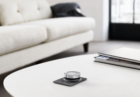 BeoSound Essence består av en eller flere fjernbetjeninger, samt en elektronikkboks, som kan gjemmes bort.