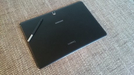 Baksiden på NotePRO 12.2 er ikke fremstilt i billig plast men i stedet i et slags kunstlær, som gir brukeren en langt større kvalitetsopplevelse med produktet enn med tidligere Samsung-nettbrett.