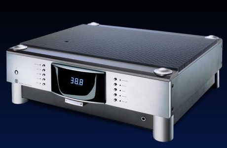 Den integrerte forsterkeren MBL 7008 A yter 2 x 180W i 8Ω og 2 x 300W i 4Ω.