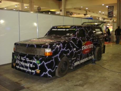 Mens romforskere gjør kontrollerte forsøk med basshorn i sementkjellere, oppnår bilstereofreaks absolutt skadelige lydtrykk i dB drag racing-konkurranser.