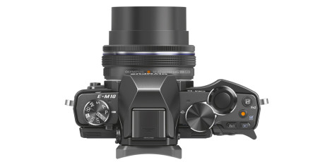Med den nye elektroniske 14-42mm zoomen, er kameraet blant de minste systemkameraene med innebygget søker.