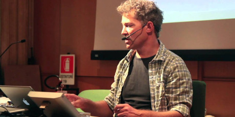 Thomas Lund fra TC Electronic forklarer på et seminar i 2011 om lydnivåkrigen som det største problemet innen lydkvalitet.