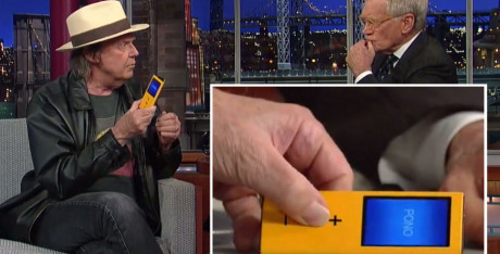 Neil Young promoterer PonoPlayer hos David Letterman.