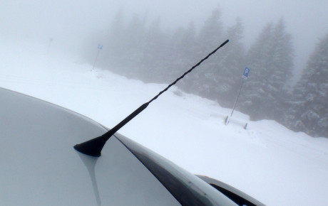 Hvis du ikke vil klistre DAB-antennen på innsiden av vinduet, kan takantennen skiftes ut.