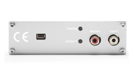 På baksiden sitter en mini USB-kontakt i tillegg til analog RCA-utgang. Prog-knappen svitsjer mellom USB Audio Class 1 og 2.