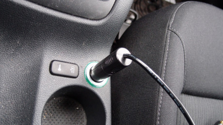 DAB-adapteren får strøm fra sigarettenneruttaket.