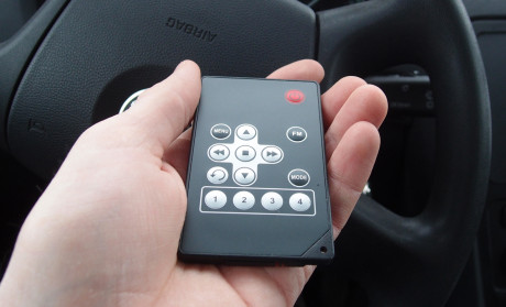 VST sin DAB-adapter styres med fjernkontroll. Meny- og kanalinformasjon kommer i tegnruten på bilstereoen.