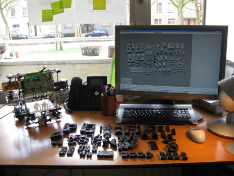 RepRap er en open source 3D-printer, som mange av hobby-3D-printerne er basert på. For å gjøre konstruksjonen så billig som mulig, må man selv 3D-printe plastdelene til printeren!