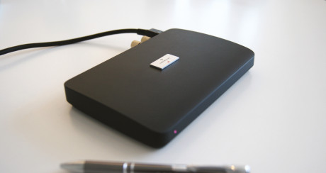 Discreet-højttalerne leveres med en separat koblingsboks, hvor både digitale, analoge og trådløse Bluetooth-signaler tilsluttes. Dermed behøver du ingen ekstra elektronik til Si3 Discreet, ud over selve lydkilden. Hovedenheden har desuden indbygget volumenkontrol og kan lære fjernbetjeningssignaler, så du kan bruge din eksisterende fjernbetjening fra cd-afspiller, tv osv. til at styre volumen og indgangsvalg.