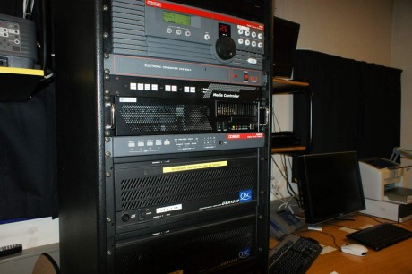 Lyden behandles i en profesjonell Dolby CP650 prosessor. Under prosessoren ses det elektroniske delefilteret til frontkanalene.