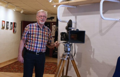 Steen Rasmussen elsker filmteknikk og drømt om å ha sin egen kino siden han var gutt. Men det gikk 44 år før han levde ut drømmen. Og da gjorde han det til gjengjeld også i STOR stil!