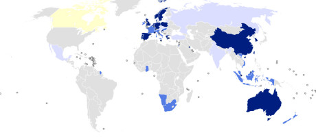 Landene som har DAB-dekning med regulære sendinger er merket i mørkeblått. Hvor utbredt dekningen er i de ulike landene, er ikke indikert. 