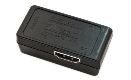 En HDMI-CEC adapter er en liten plastbit som plasseres mellom datamaskinen og flatskjermen/receiveren og setter XBMC i stand til å motta kommandoer fra en helt vanlig fjernkontroll.