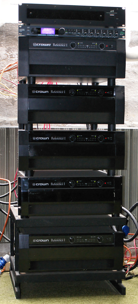 Fem Crown Studio Reference forsterkere på 780 watt per kanal driver de høyeffektive kinosystemene. 