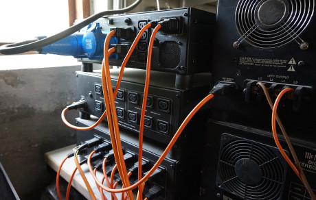 All elektronikk forsynes med balansert nettspenning for å senke støygulvet og gi elektronikken de beste arbeidsbetingelsene. Det store blå støpselet er en 32 ampers strømkontakt.