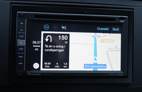 CarPlay navigasjon er oversiktlig, men litt tregere enn den innebygde.