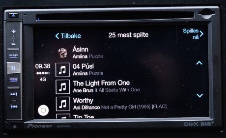 Musikken fra mobilen blas enkelt i via pekeskjermen.