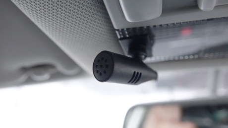 Mikrofonen installeres i taket, og brukes til alt fra håndfrie telefonsamtaler til stemmestyring for CarPlay.