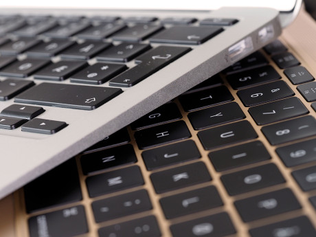 Den nye MacBook har et tastatur i full størrelse, men tastene har stort sett nesten ingen trykkmotstand, og hver enkelt tast er 17% større enn på tidligere MacBook-tastaturer.