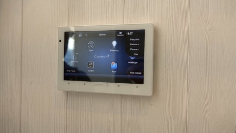 Alt kan styres fra nettbrett, og mange velger å installere flere iPad-er rundt i huset.