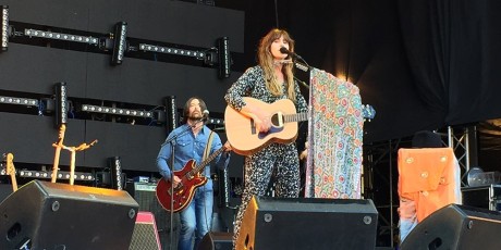 Ida Jenshus spiller meget bra countrymusikk, perfekt i sola.