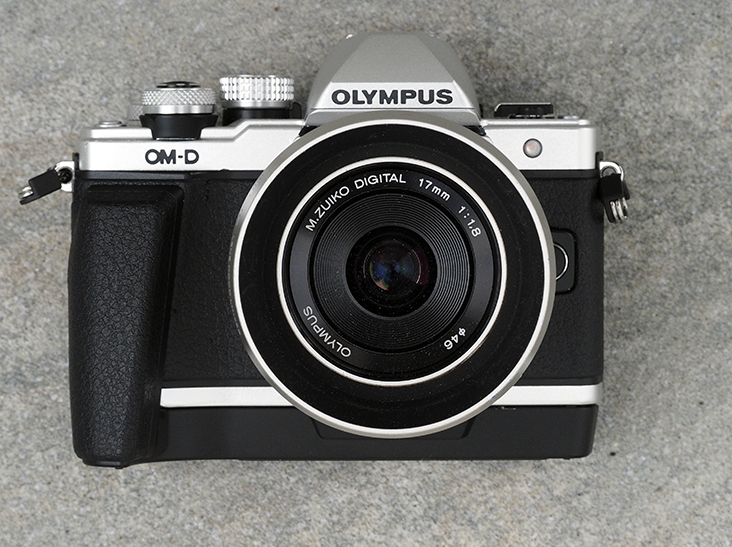 Olympus OMD EM10 II med håndgrepet, som er ekstrautstyr.