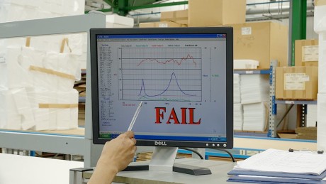 De har strenge krav til hvilke høyttalere som får forlate fabrikken. Her en 805 D3 som ikke besto forvrengningstesten.