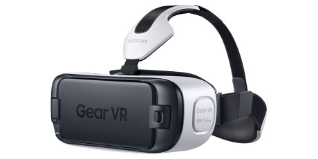Med Gear VR er det mobilen som er skjermen. Den sitter klistret til øynene, og er delt i to bilder - ett til hvert øye. Foto: Samsung