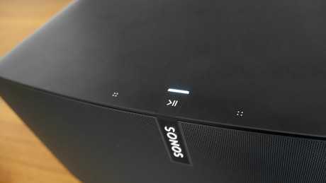 Sonos Play:5 har innebygd berøringspanel for start og pause av musikk, samt lyd opp og ned. Foto: Sonos