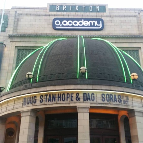 Også på Brixton Academy i London tok Doug Stanhope med seg Dag Sørås.