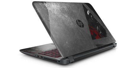 PC-en har en design som ser ut som om den har blitt slitt i kamp.