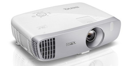 Til 8.990 kroner er W1110 den rimeligste BenQ-projektoren. Likevel har den vertikal linsejustering.