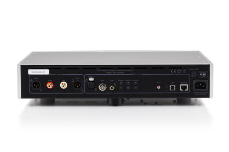 HD30 er rikelig utstyrt med digitalinnganger: Tre optiske i tillegg til koaksial, BNC og AES / EBU, og dessuten nettverkstilkobling med AirPlay! Både balanserte og ubalanserte utganger er på plass.