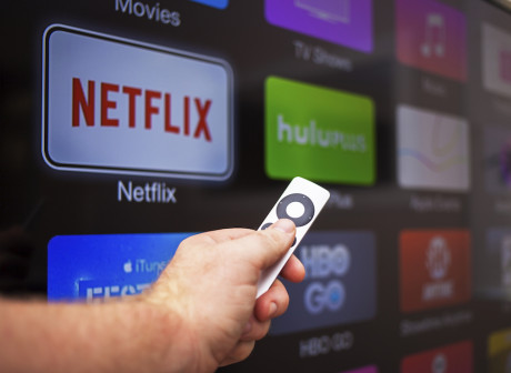 I dag står strømmetjenester som Netflix og YouTube for over 50 prosent av internettkapasiteten. Foto: iStock