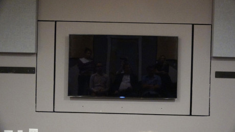 I det ene testrommet til Samsung er TV-en montert på en motorisert vegg. En annen TV-kan monteres på den andre siden, slik at man med et tastetrykk og en halv veggomvending kan veksle mellom å høre på de to TV-ene. Foto: Geir Gråbein Nordby