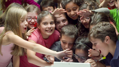Amerikanske elever bruker Skype Translator for å snakke med jevnaldrende barn fra Mexico City. Foto: Microsoft