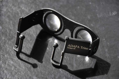 ADAPA har utviklet en passiv VR-brille som festes til mobiltelefonen. Fordi man beholder sideblikket ut i den ekte virkeligheten, slipper man kvalmen som kan oppstå når man stenger virkeligheten helt ute.