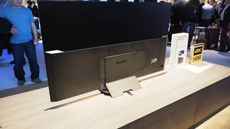 Baksiden på Sony 65XD93 er helt ren, med tilkoblinger og ledningsføring skjult bak et deksel. (Foto: Audun Hage)