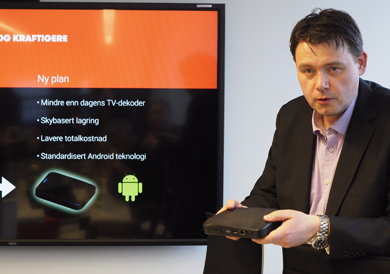 Øyvind Lundbakk, produktdirektør i Altibox, her med den nye kabel-tv-mottakeren som er laget i samarbeide med Huawei.