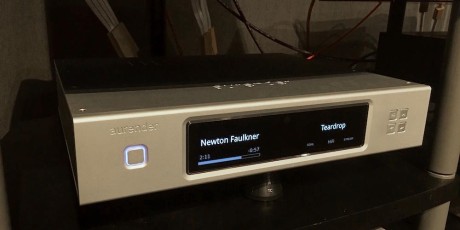 Aurender N10 er en nettverksspiller med innebygde strømmetjenester, derav både Spotify og Tidal. Men kanskje viktigere er det hvordan den håndterer høyoppløste musikkfiler. Hva får du så for 100.000 kroner? Ikke innebygd DAC i hvert fall...