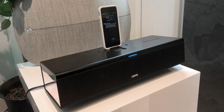 Loewe SoundPort Compact har iPhone-dokk på toppen, men enda viktigere er Bluetooth med aptX lydforbedring. Pris: 5.500 kroner.