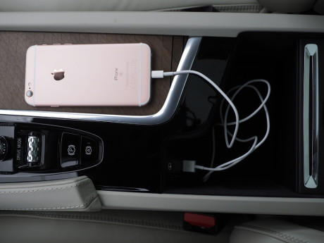 CarPlay fungerer bare med iPhone fra 5-eren og oppover. Foto: Lasse Svendsen 