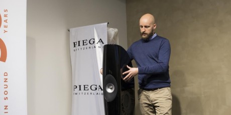 Sondre Solgård fra Akustikk AS setter opp KEFs nyeste high-end-høyttaler, Blade Two.
